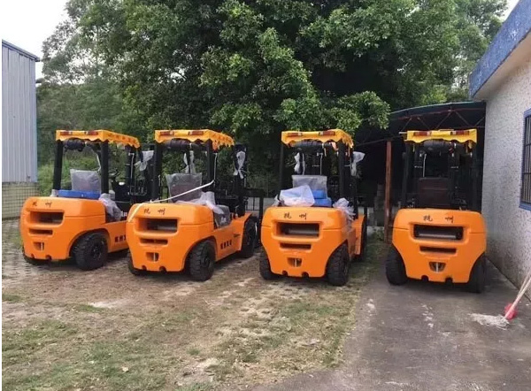【叉車(chē)操作小知識(shí)】?jī)?nèi)燃叉車(chē)要怎么換擋？